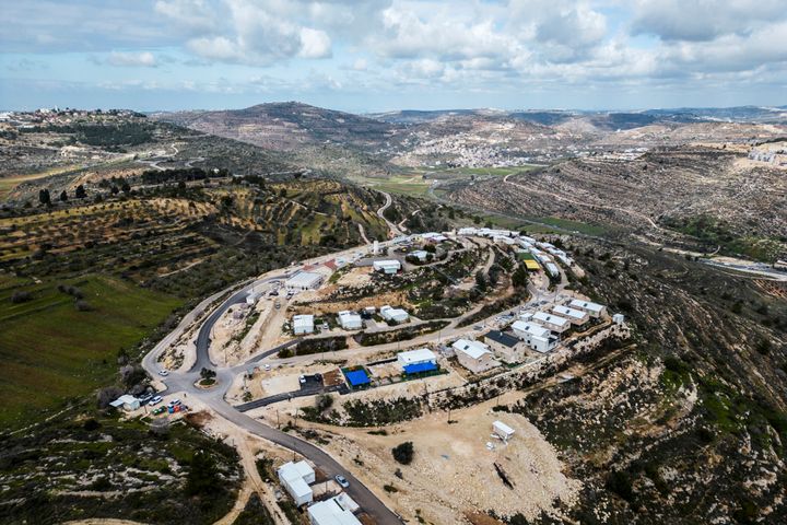 Μια εναέρια φωτογραφία δείχνει τροχόσπιτα στον εβραϊκό οικισμό Givat Haroeh στην κατεχόμενη από το Ισραήλ Δυτική Όχθη, 21 Φεβρουαρίου 2023.