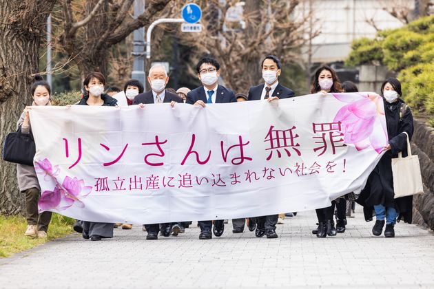 最高裁判所に向かう弁護団や支援者ら（2月24日午後2時頃、東京都千代田区）