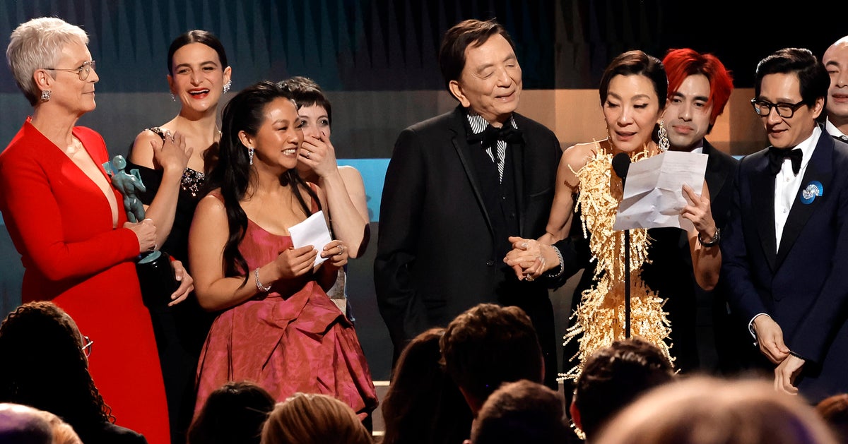 NextImg:'Everything Everywhere' Cast Gives Masterclass On How To Accept Ensemble SAG Award