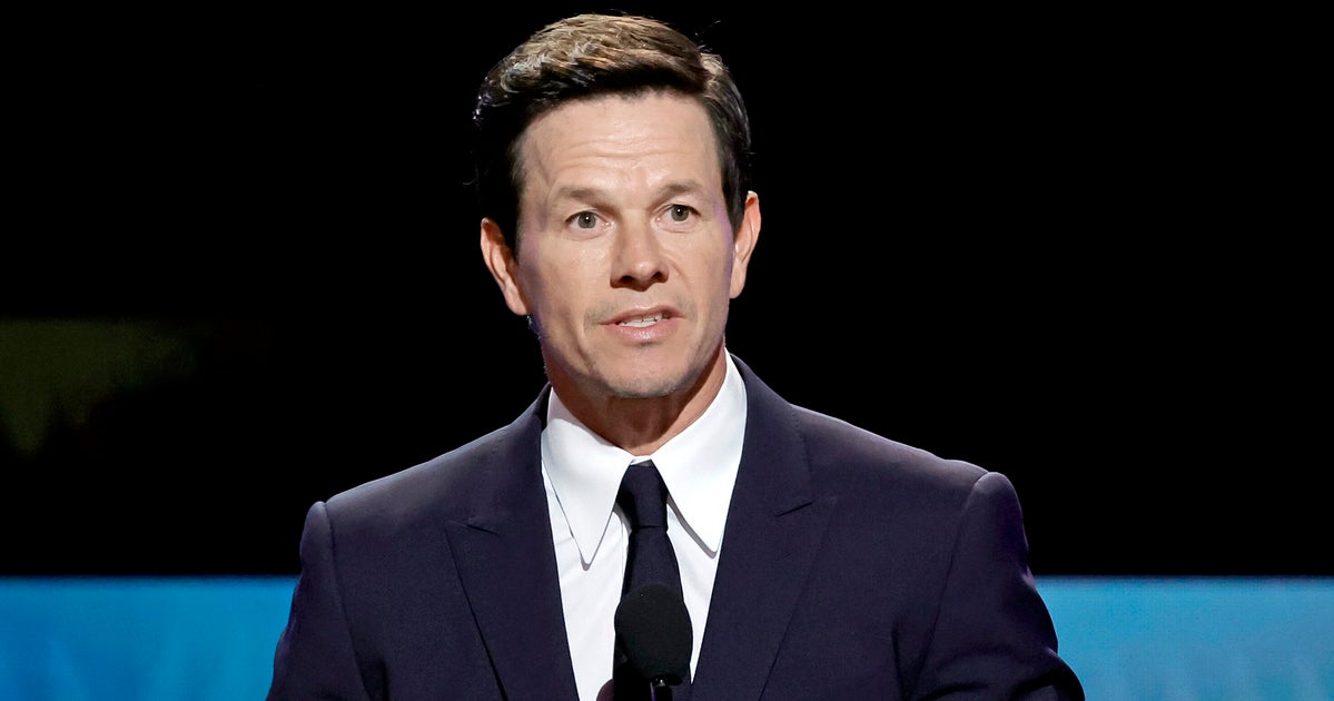 NextImg:Mark Wahlberg Slammed For Presenting Asian Cast With Award Despite Anti-Asian Past