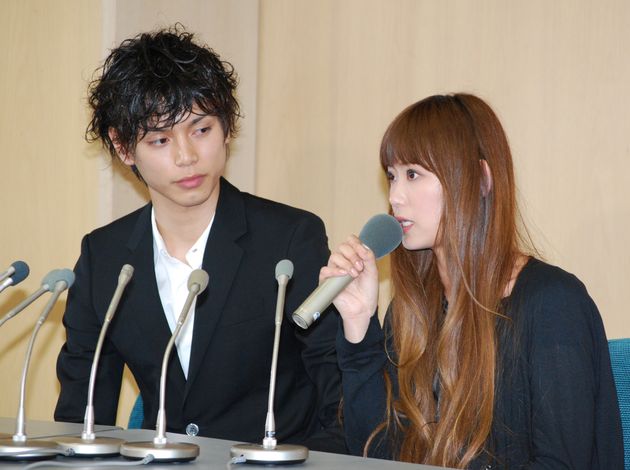 ２人で結婚を発表する俳優の水嶋ヒロさん（左）とシンガー・ソングライターの絢香さん（2009年）