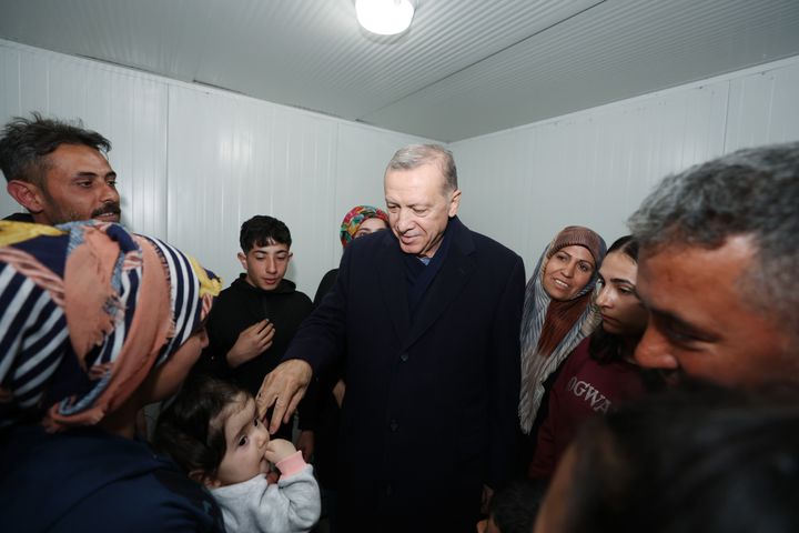 Ο Τούρκος Πρόεδρος Ρετζέπ Ταγίπ Ερντογάν συναντά πολίτες κατά την επίσκεψή του σε μια περιοχή της Mαλάτειας που επλήγει από τον σεισμό στις 28 Φεβρουαρίου 2023.