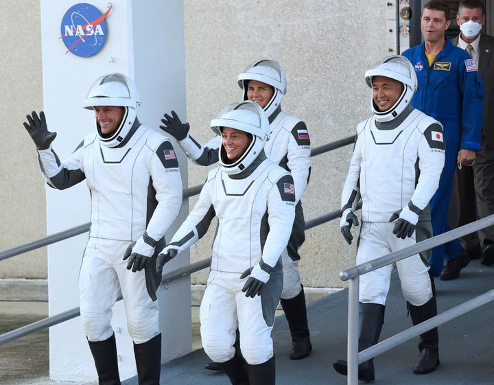 ジョシュ・カサダさん（左端）や若田光一さん（右端）ら宇宙飛行士たち