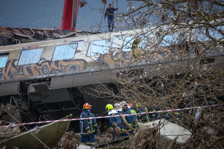 ιδηροδρομικό δυστύχημα στα Τέμπη έξω από την Λάρισα, σύγκρουση εμπορικής και επιβατικής αμαξοστοιχίας, Τετάρτη 1 Μαρτίου 2023 (ΛΕΩΝΙΔΑΣ ΤΖΕΚΑΣ /EUROKINISSI)