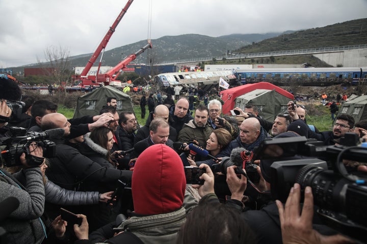 Ο υπουργός Υποδομών και Μεταφορών Κων/νος Καραμανλής κάνει δηλώσεις στους δημοσιογράφους από τον τόπο του σιδηροδρομικού δυστυχήματος στα Τέμπη, Τετάρτη 1 Μαρτίου 2023. (ΒΑΣΙΛΗΣ ΒΕΡΒΕΡΙΔΗΣ/ΜΟΤΙΟΝΤΕΑΜ)