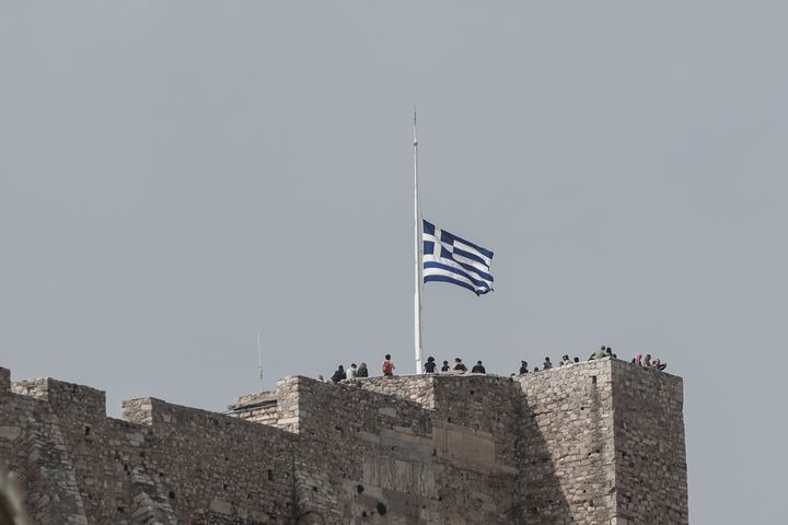 Μεσίστια η σημαία στον βράχο της Ακρόπολης, Τετάρτη 1 Μαρτίου 2023. Τριήμερο εθνικό πένθος κηρύχθηκε μέχρι και την 3η Μαρτίου λόγω της πολύνεκρης τραγωδίας με τους δεκάδες νεκρούς και τραυματίες, μετά την σύγκρουση δύο τρένων στα Τέμπη. (ΒΑΣΙΛΗΣ ΡΕΜΠΑΠΗΣ/EUROKINISSI)