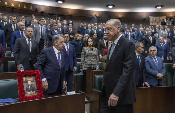 ΑΓΚΥΡΑ, ΤΟΥΡΚΙΑ - 01 ΜΑΡΤΙΟΥ: Ο Τούρκος Πρόεδρος και ηγέτης του Κόμματος Δικαιοσύνης και Ανάπτυξης (AK), Ρετζέπ Ταγίπ Ερντογάν παρευρίσκεται στη συνεδρίαση της κοινοβουλευτικής ομάδας του κόμματός του στη Μεγάλη Τουρκική Εθνοσυνέλευση στην Άγκυρα, την 1η Μαρτίου 2023. (Photo by Mehmet Ali Ozcan/Anadolu Agency via Getty Images)