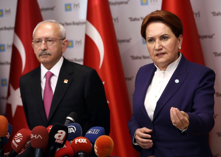 Οι ηγέτες της αξιωματικής αντιπολίτευσης της Τουρκίας, ο Kemal Kilicdaroglu του Ρεπουμπλικανικού Λαϊκού Κόμματος, CHP και η Meral Aksener (IYI), δεξιά, μιλούν στα μέσα ενημέρωσης καθώς ο υποψήφιος τους για την τουρκική πρωτεύουσα Άγκυρα, Mansur Yavas, έλαβε το έγγραφο που επιβεβαιώνει ότι νίκησε στις τοπικές εκλογές τη Δευτέρα 8 Απριλίου 2019. (AP Photo)
