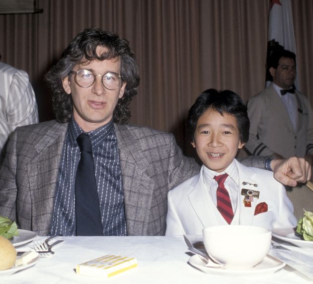 スティーブン・スピルバーグ監督（左）とキー・ホイ・クァンさん（右）。1985年に映画賞の会場で撮影