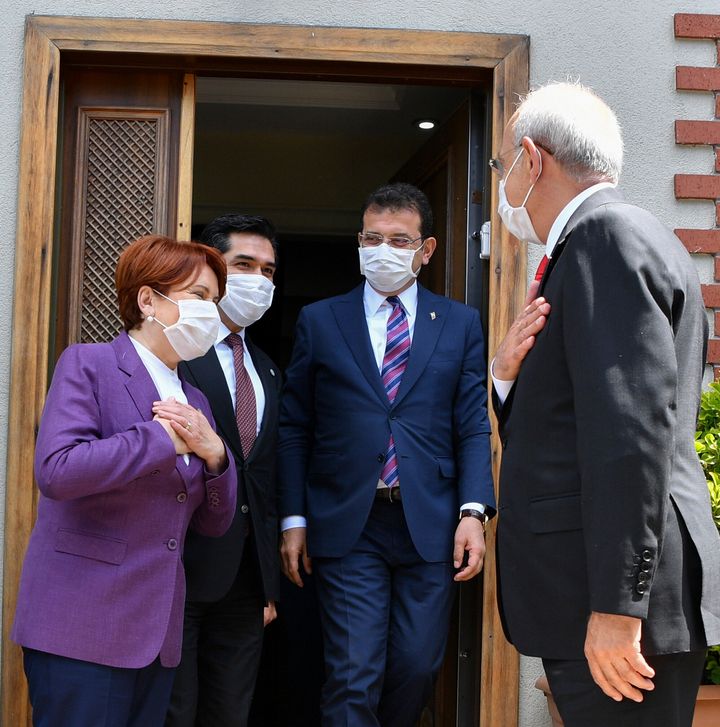 Ο Κεμάλ Κιλιντσντάρογλου, δεξιά, αποχαιρετά την Μεράλ Ακσενέρ, αριστερά, μετά από μια επίσκεψη στο τέμενος End al-Fitr, στην Κωνσταντινούπολη, Τρίτη, 26 Μαΐου 2020. Ο δήμαρχος της Κωνσταντινούπολης Eκρέμ Ιμάμογλου χαμογελαστός ανάμεσά τους. (AP Photo)