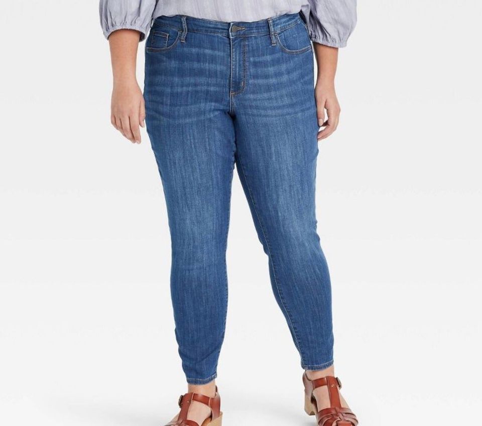 Universal Thread Women's Mid-Rise Curvy Skinny Blue Jeans Medium