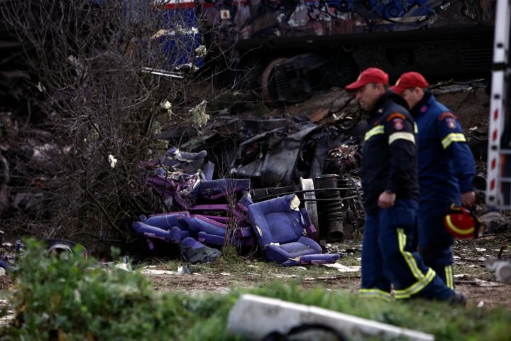 Τα συντρίμμια των τρένων βρίσκονται δίπλα στις σιδηροδρομικές γραμμές, μετά το σιδηροδρομικό δυστύχημα της Τρίτης, το πιο θανατηφόρο στην ιστορία της χώρας, στα Τέμπη, περίπου 376 χιλιόμετρα (235 μίλια) βόρεια της Αθήνας, κοντά στη Λάρισα, Ελλάδα, Παρασκευή 3 Μαρτίου 2023. Η Ελλάδα έχει περιορισμένο σιδηροδρομικό δίκτυο που δεν φτάνει σε μεγάλο μέρος της χώρας. Παρά τα χρόνια έργων εκσυγχρονισμού, μεγάλο μέρος των βασικών εργασιών ελέγχου σιδηροτροχιών εξακολουθεί να λειτουργεί με το χέρι. (AP Photo/Giannis Papanikos)