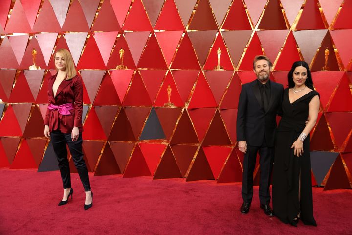 Έμμα Στόουν και Γουίλεμ Νταφόε στο κόκκινο χαλί των Όσκαρ το 2018. 