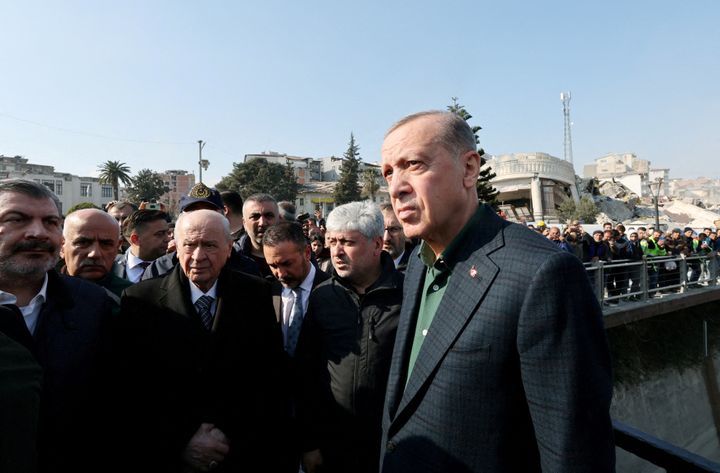 ΦΩΤΟΓΡΑΦΙΑ ΑΡΧΕΙΟΥ: Ο Τούρκος Πρόεδρος Ταγίπ Ερντογάν και ο Ντεβλέτ Μπαχτσελί, ηγέτης του Κόμματος Εθνικιστικού Κινήματος (MHP), επισκέπτονται την Αντιόχεια στην επαρχία Χατάι της Τουρκίας στις 20 Φεβρουαρίου 2023. Murat Cetinmuhurdar/Presidential Press Office/Handout via REUTERS ATTENTION EDITORS - THIS PICTURE WAS PROVIDED BY A THIRD PARTY. NO RESALES. NO ARCHIVES./File Photo