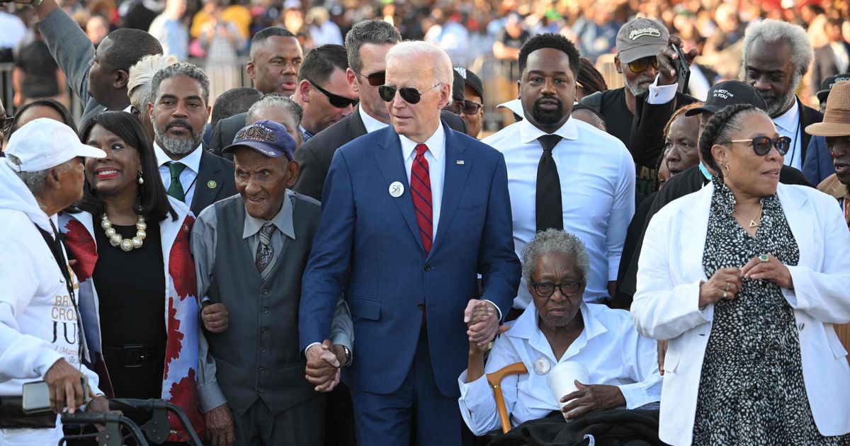 À Selma, Biden dit que les droits de vote restent attaqués