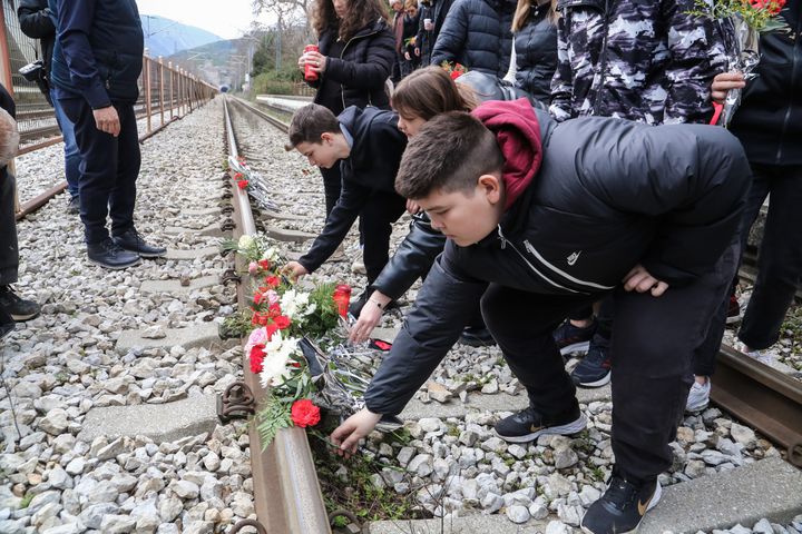 Συγκέντρωση στην μνήμη των θυμάτων του σιδηροδρομικού δυστυχήματος στα Τέμπη με πρωτοβουλία του Συλλόγου Γονέων και Κηδεμόνων του Γυμνασίου Πυργετού στον χώρο του Σιδηροδρομικού Σταθμού Ραψάνης του νομού Λάρισας, Κυριακή 5 Μαρτίου 2023