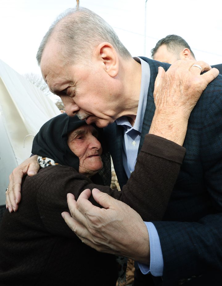 ΚΑΧΡΑΜΑΝΜΑΡΑΣ, ΤΟΥΡΚΙΑ - 28 ΦΕΒΡΟΥΑΡΙΟΥ: Ο Τούρκος Πρόεδρος Ρετζέπ Ταγίπ Ερντογάν αγκαλιάζει μια γυναίκα που επλήγη από τον σεισμό κατά την επίσκεψή του σε επιζώντες του σεισμού στην περιοχή Afsin του σεισμού που έπληξε το Kahramanmaras της Τουρκίας στις 28 Φεβρουαρίου 2023. (Photo by Mustafa Kamaci/Anadolu Agency via Getty Images)