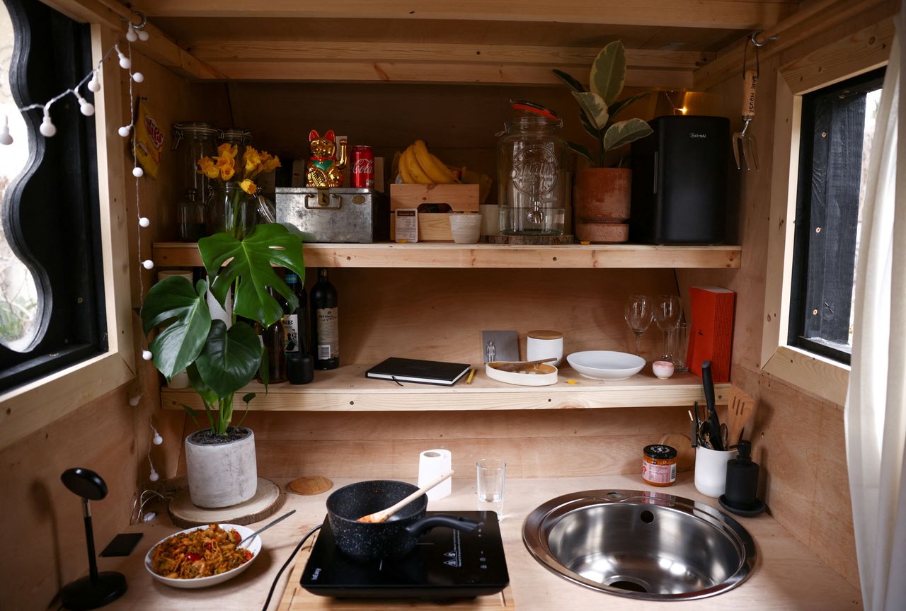 Ο χώρος της κουζίνας μέσα στον κάδο που ο καλλιτέχνης Harrison Marshall έχει μετατρέψει σε σπίτι, όπου σκοπεύει να ζήσει για ένα χρόνο, στο Bermondsey, Λονδίνο, Βρετανία, 3 Μαρτίου 2023.