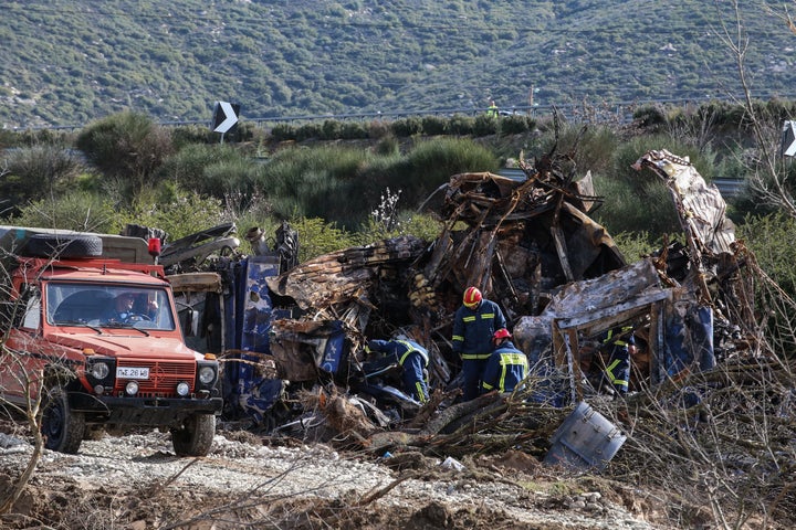 Εργασίες στο σημείο της πολύνεκρης σύγκρουσης αμαξοστοιχιών στα Τέμπη από τα σωστικά συνεργεία για να ολοκληρωθεί η μεταφορά των βαγονιών, Κυριακή 5 Μαρτίου 2023. (ΛΕΩΝΙΔΑΣ ΤΖΕΚΑΣ/EUROKINISSI)