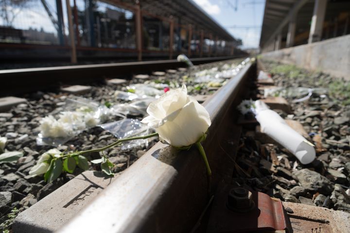 Λουλούδια που άφησαν φοιτητές, στρώνοντας στις ράγες του σιδηροδρομικού σταθμού Λάρισας, της τελευταίας στάσης του επιβατικού τρένου πριν από το μοιραίο δυστύχημα Λάρισα, Ελλάδα, στις 03 Μαρτίου 2023. (Photo by Thanasis Elmazis/NurPhoto via Getty Images)