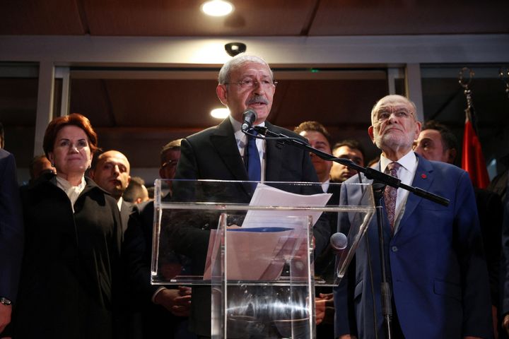Ο αρχηγός του Ρεπουμπλικανικού Λαϊκού Κόμματος (CHP) της αξιωματικής αντιπολίτευσης της Τουρκίας Κεμάλ Κιλιτσντάρογλου, συνοδευόμενος από την ηγέτη του Κόμματος IYI, Μεράλ Ακσενέρ και τον ηγέτη του Κόμματος Ευτυχίας, Τεμέλ Καραμολλάογλου, ομιλεί στα μέσα ενημέρωσης μετά από μια συνάντηση της συμμαχίας της αντιπολίτευσης στην Άγκυρα, Τουρκία, στις 6 Μαρτίου 2023.