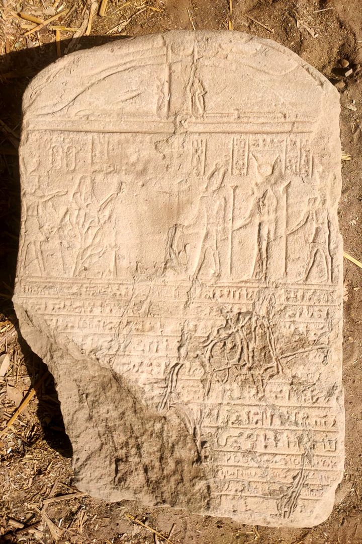 ヒエログリフ（象形文字）とデモティック（民衆文字）の両方が刻まれたローマ時代の石板