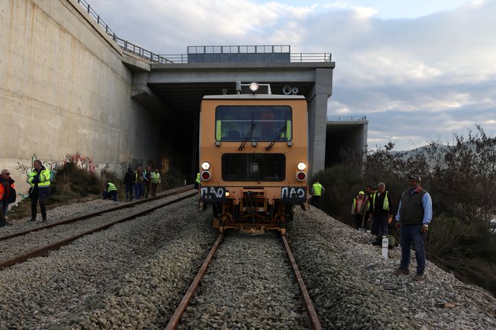 Μια αμαξοστοιχία εμφανίζεται στις γραμμές στο σημείο του θανατηφόρου σιδηροδρομικού δυστυχήματος στην πόλη της Λάρισας, Ελλάδα, 6 Μαρτίου 2023. REUTERS/Alexandros Avramidis