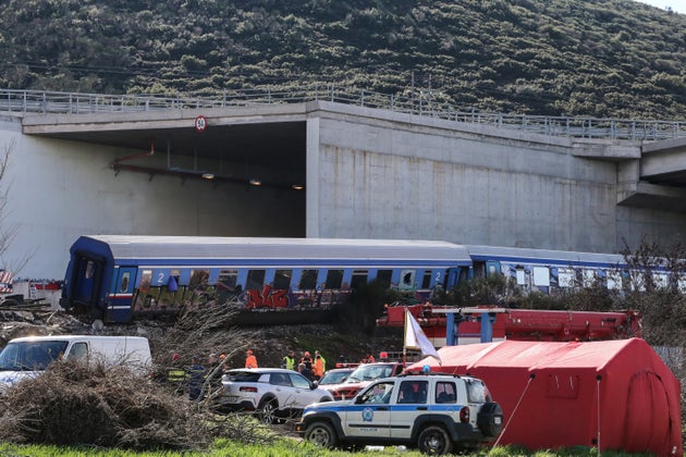 Εργασίες στο σημείο της πολύνεκρης σύγκρουσης αμαξοστοιχιών στα Τέμπη από τα σωστικά συνεργεία για να ολοκληρωθεί η μεταφορά των βαγονιών, Κυριακή 5 Μαρτίου 2023. (ΛΕΩΝΙΔΑΣ ΤΖΕΚΑΣ/EUROKINISSI)