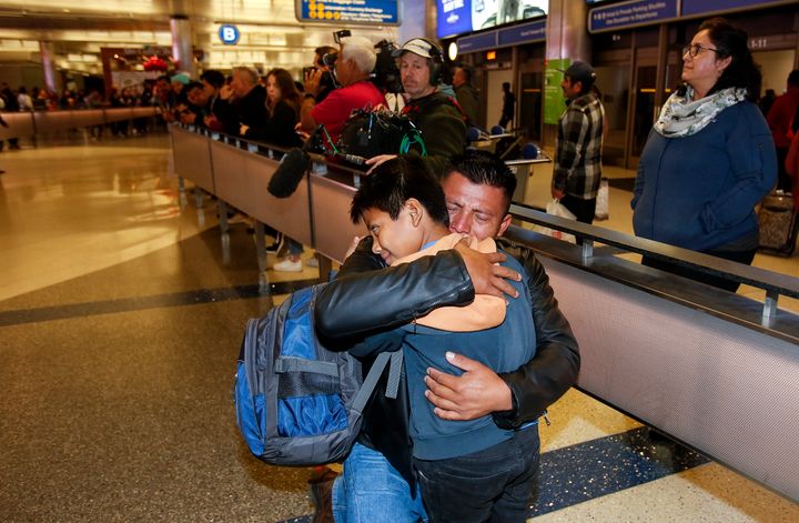 David Xol-Cholom de Guatemala abraza a su hijo Byron en el Aeropuerto Internacional de Los Ángeles el 22 de enero de 2020, mientras se reencuentran después de haber estado separados por un año y medio durante la separación a gran escala de las familias inmigrantes por parte de la administración Trump.