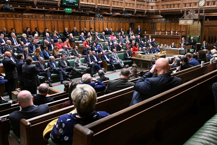 Ο Βρετανός Πρωθυπουργός Ρίσι Σούνακ και ο Βρετανός υπουργός Μετανάστευσης Ρόμπερτ Τζένρικ ακούνε τη Βρετανίδα Υπουργό Εσωτερικών Σουέλα Μπρέιβερμαν κατά τη διάρκεια της δήλωσης του νόμου περί παράνομης μετανάστευσης στη Βουλή των Κοινοτήτων στο Λονδίνο, Βρετανία, 7 Μαρτίου 2023.