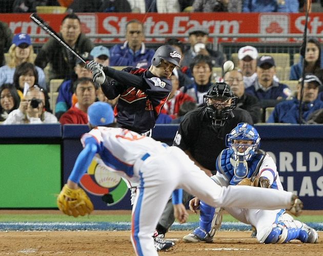 決勝戦で決勝打を放ったイチローさん（当時は選手。2009年第2回WBC開催時）