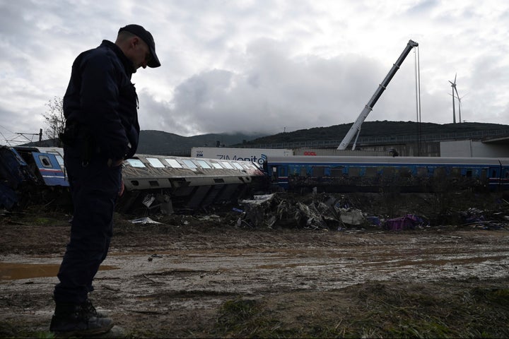 Ένας αστυνομικός στέκεται κοντά στα συντρίμμια των τρένων, μετά το σιδηροδρομικό δυστύχημα της περασμένης Τρίτης 1 Μαρτίου, το πιο θανατηφόρο που έχει καταγραφεί στη χώρα, στα Τέμπη, περίπου 376 χιλιόμετρα (235 μίλια) βόρεια της Αθήνας, κοντά στην πόλη της Λάρισας, Ελλάδα, Παρασκευή 3 Μαρτίου 2023. Η Ελλάδα έχει περιορισμένο σιδηροδρομικό δίκτυο που δεν φτάνει σε μεγάλο μέρος της χώρας. Παρά τα χρόνια έργων εκσυγχρονισμού, μεγάλο μέρος των βασικών εργασιών ελέγχου σιδηροτροχιών εξακολουθεί να λειτουργεί με το χέρι. (AP Photo/Giannis Papanikos)