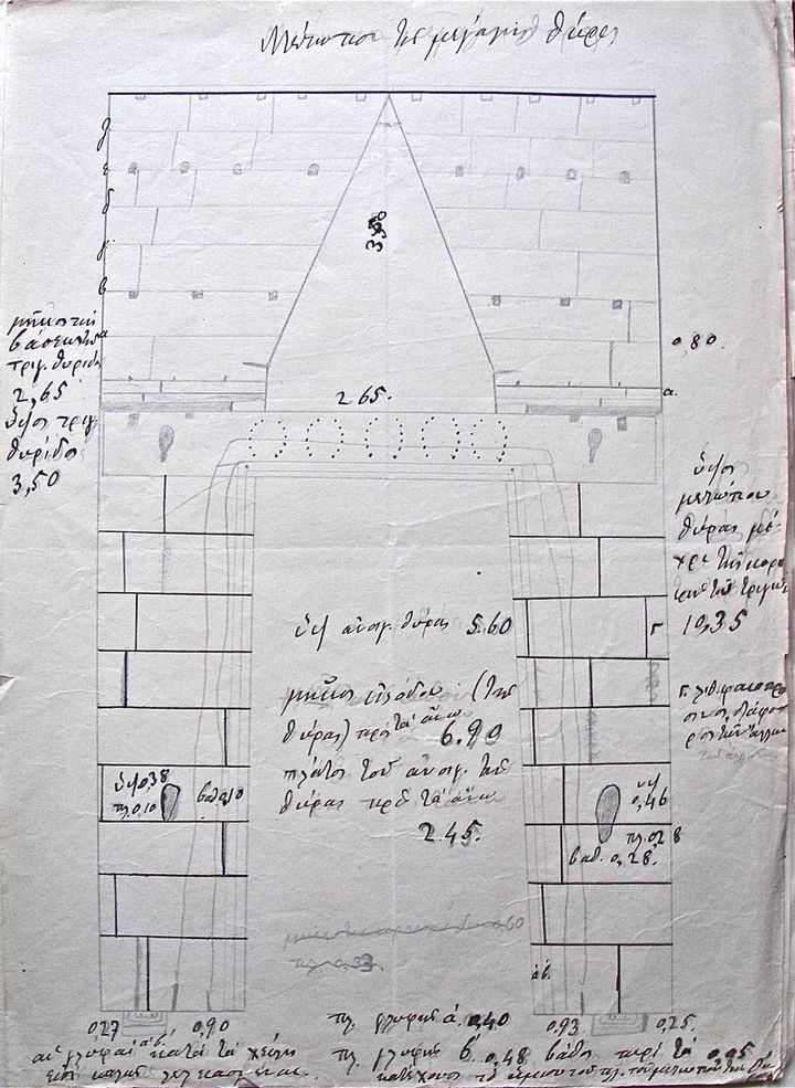 Σκαρίφημα της πρόσοψης του μνημείου από το ημερολόγιο ανασκαφής του Παναγιώτη Σταματάκη στον Θησαυρό του Ατρέα, 1878 (Ιστορικό Αρχείο του Εθνικού Αρχαιολογικού Μουσείου).