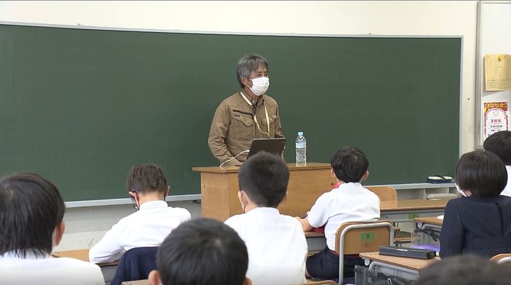 كيمورا تتحدث إلى فصل في المدرسة عن كارثة تسونامي.