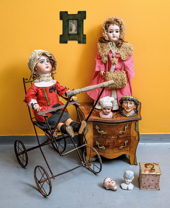 1900 – 1910: Πορσελάνινες κούκλες της εταιρείας Armand Marseille. Η ανιδιοτελής αγάπη των κοριτσιών με τις υπάκουες φίλες τους και ο παράτολμος ανταγωνισμός της φιλαρέσκειάς τους.