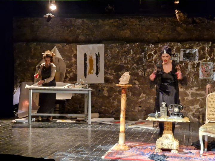 Στιγμιότυπο από την παράσταση «Η Γυναίκα της Γκουέρνικα» με το ζωγραφικό εργαστήρι επί σκηνής