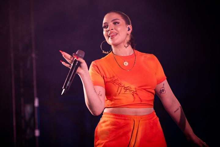 Mae Muller on stage at Reading Festival in 2021