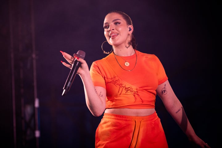 Mae Muller on stage at Reading Festival in 2021