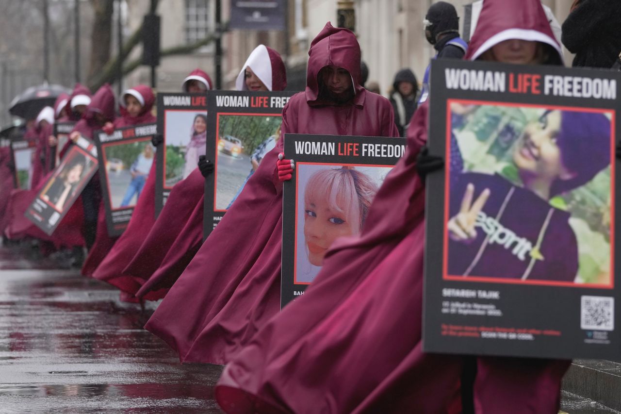 Ακτιβίστριες κρατούν πλακάτ που γράφουν: «Γυναίκα, Ζωή, Ελευθερία» με πορτρέτα γυναικών που δολοφονήθηκαν στο Ιράν, κατά τη διάρκεια διαδήλωσης για τον εορτασμό της Παγκόσμιας Ημέρας της Γυναίκας, στο Λονδίνο, Τετάρτη, 8 Μαρτίου 2023.