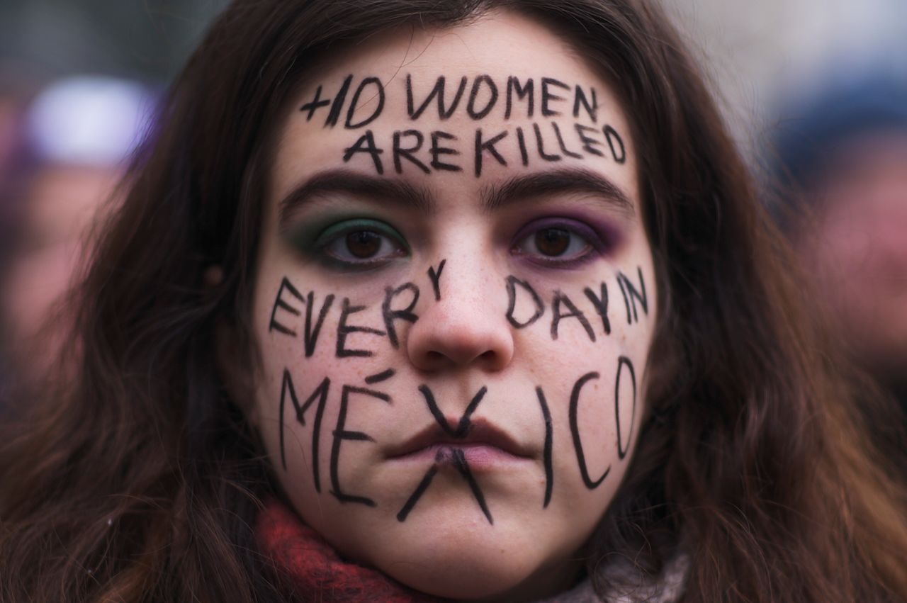 Μια γυναίκα από το Μεξικό με ένα μήνυμα στο πρόσωπό της για την κατάσταση στην πατρίδα της παρευρίσκεται σε μια συγκέντρωση για την Παγκόσμια Ημέρα της Γυναίκας 2023 στο Βερολίνο, Γερμανία, Τετάρτη 8 Μαρτίου 2023
