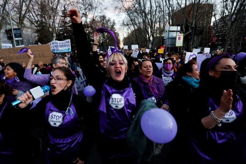 Γυναίκες διαδηλώνουν στη Μαδρίτη