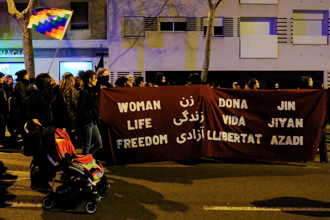 Διαδηλωτές φέρουν ένα πανό αλληλεγγύης με τις Ιρανές γυναίκες, καθώς φεμινίστριες και μέλη της ΛΟΑΤΚΙ κοινότητας συμμετέχουν σε μια διαδήλωση για τα δικαιώματα των εργαζομένων του σεξ, ενόψει της Ημέρας της Γυναίκας στη Βαρκελώνη, Ισπανία, 7 Μαρτίου 2023.