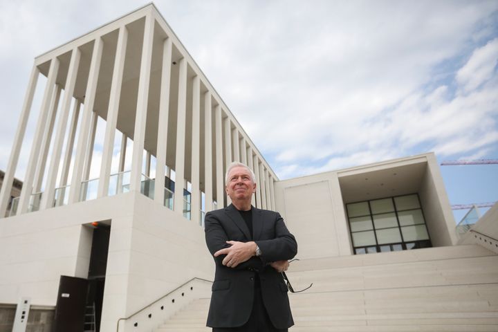 FILE - Architect David Alan Chipperfield poses outside of the James-Simon-Galerie at the 'Museumsinsel', Museums Island, in Berlin, Germany, on July 1, 2019. Chipperfield is this year's recipient of the Pritzker Architecture Prize. (Photo/Markus Schreiber, File)