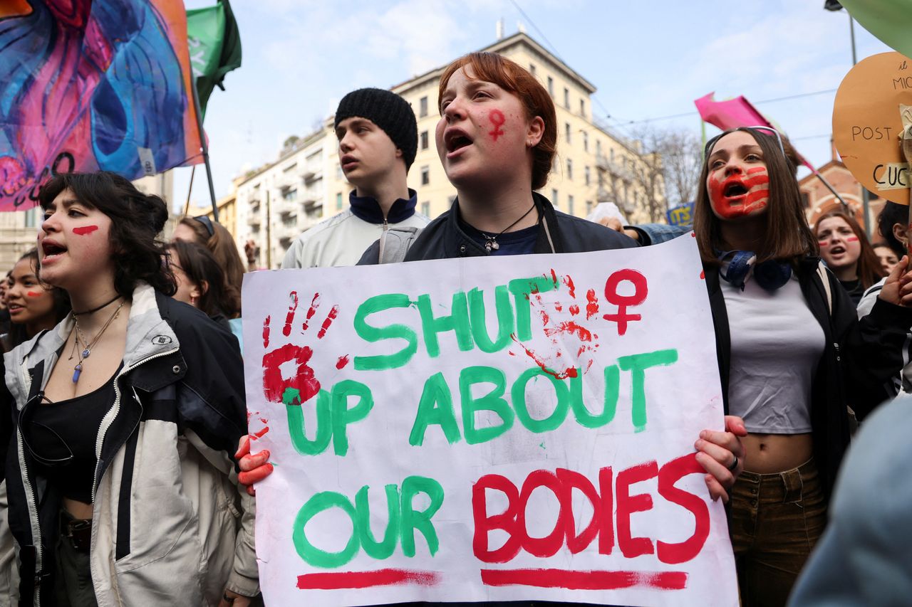 Οι γυναίκες διαδηλώνουν στην Παγκόσμια Ημέρα της Γυναίκας καθώς απεργούν για να απαιτήσουν τον τερματισμό της ενδοοικογενειακής βίας και της επικρατούσας κουλτούρας «macho» στη χώρα, στο Μιλάνο, Ιταλία, 8 Μαρτίου 2023.