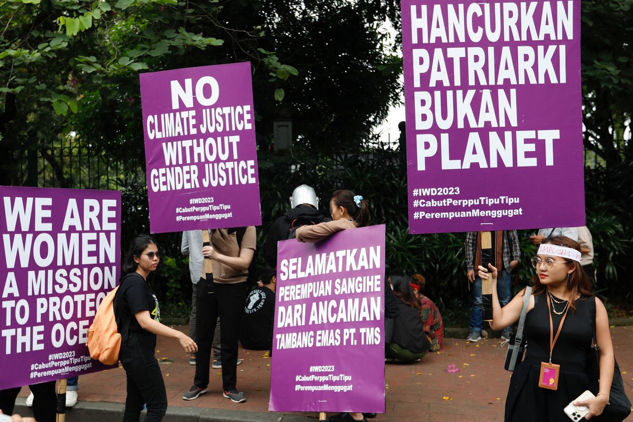 Διαδηλωτές φέρουν πλακάτ κατά τη διάρκεια της Παγκόσμιας Ημέρας της Γυναίκας στην Τζακάρτα, Ινδονησία, 8 Μαρτίου 2023.