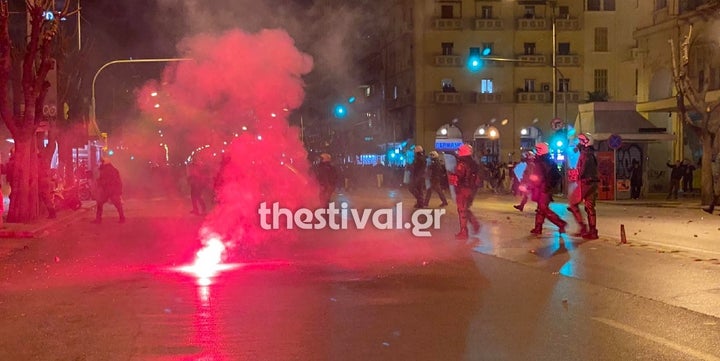 Επεισόδια, μολότοφ και χημικά στο κέντρο της Θεσσαλονίκης