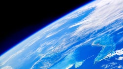 若田光一さんが宇宙から撮影した沖縄が息を呑むほど美しい。まさに“瑠璃色の地球”を感じる絶景だった