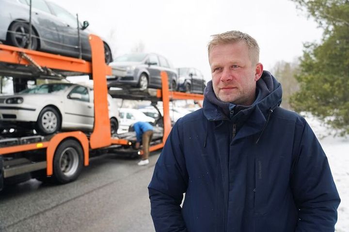 Ο Ρέινις Πόζνακς, ιδρυτής της ΜΚΟ γνωστής ως Twitter Convoy στέκεται μπροστά από μια νταλίκα φορτωμένη με οχήματα, τα οποία κατασχέθηκαν από μεθυσμένους οδηγούς, στη Ρίγα, Λετονία, 8 Μαρτίου 2023.