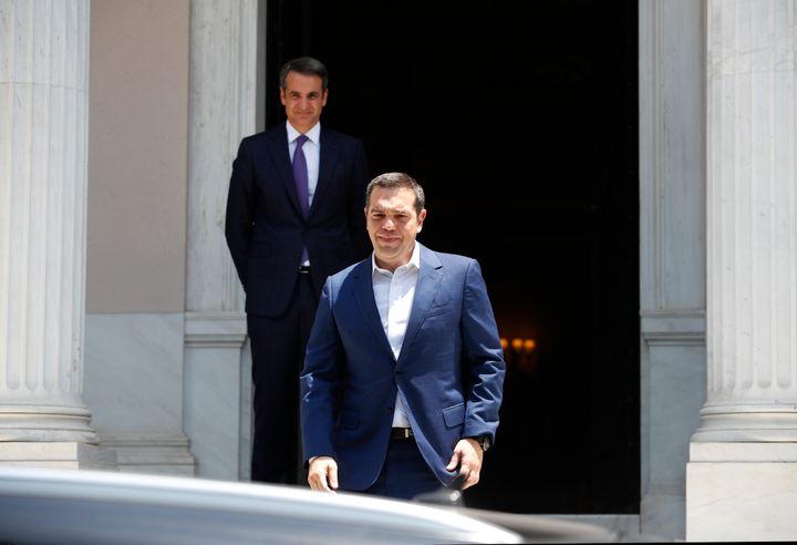 <strong>Ο - τότε - νεοεκλεγείς πρωθυπουργός της Ελλάδας Κυριάκος Μητσοτάκης, στο φόντο, κοιτάζει τον απερχόμενο πρωθυπουργό Αλέξη Τσίπρα, καθώς αναχωρεί από το Μέγαρο Μαξίμου στην Αθήνα, Δευτέρα 8 Ιουλίου 2019. Το κόμμα της Νέας Δημοκρατίας του Κυριάκου Μητσοτάκη κέρδισε 39,8% των ψήφων, δίνοντάς του 158 έδρες στο κοινοβούλιο, μια άνετη κυβερνητική πλειοψηφία.</strong> (AP Photo/Thanassis Stavrakis)