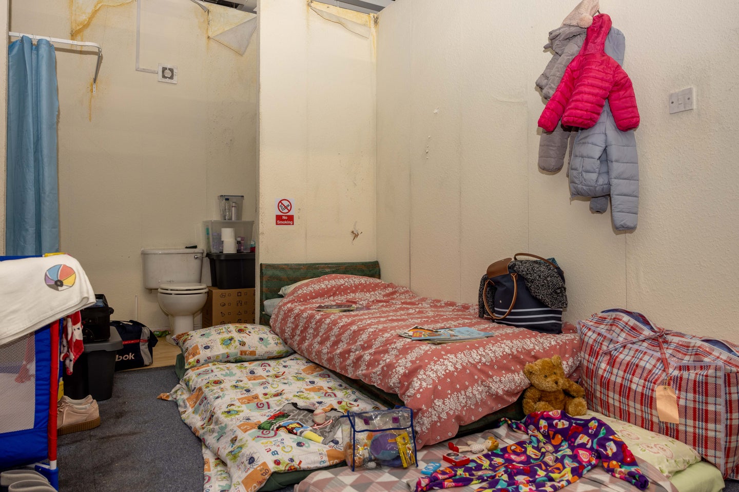 「ここに住めますか?」IKEAがイギリスで“カビが生えた部屋”を展示。その意図は… | ハフポスト WORLD
